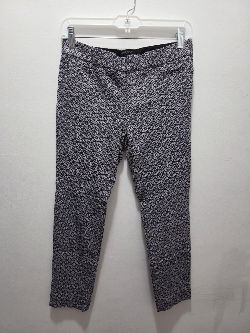Banana Republic Size 2 Black and White Geometric Chinos